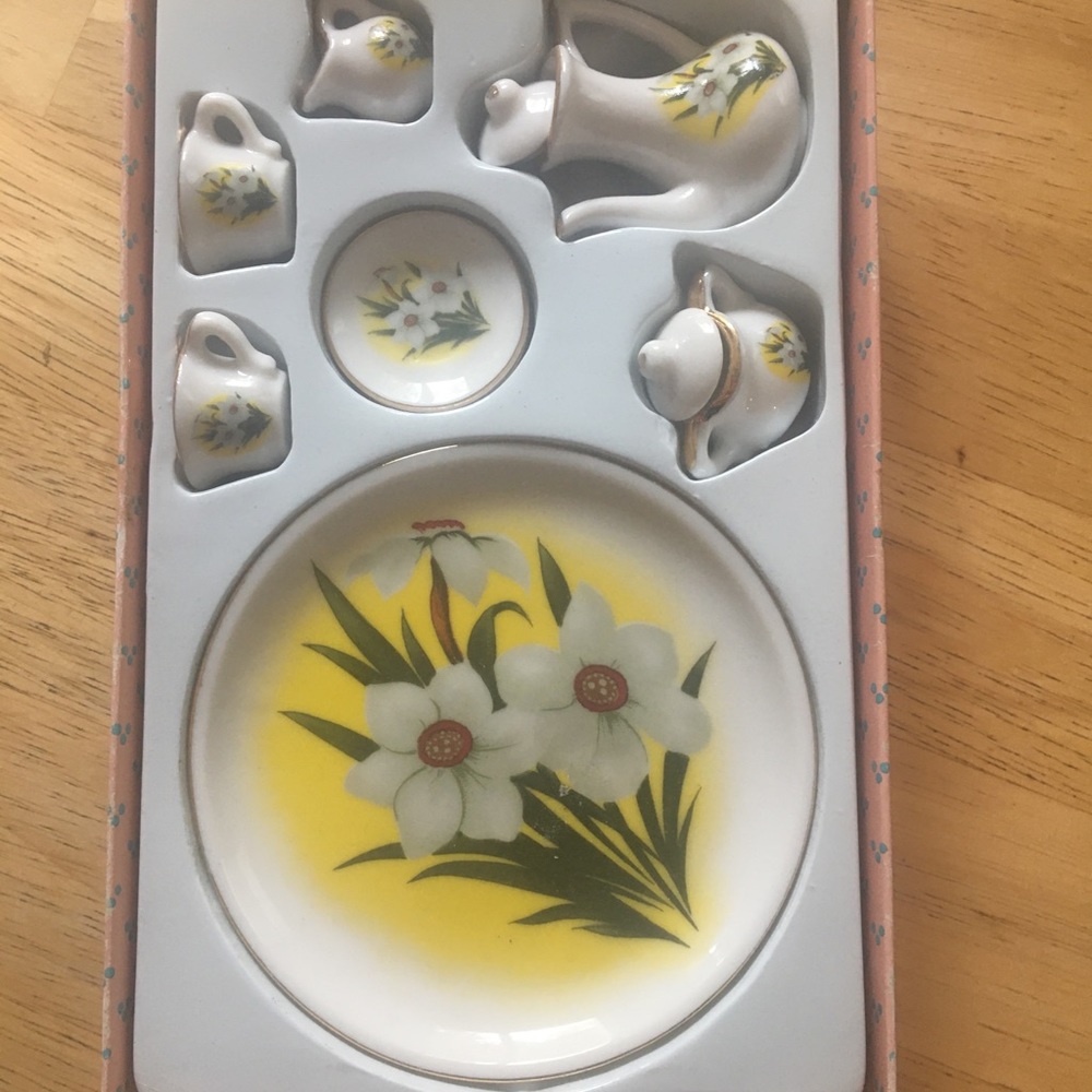 NIB!! Miniature Tea Set. Floral Design COLORS: yellow, white and green - Picture 2 of 8